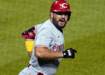 Eugenio Suárez descargó nuevo cuadrangular en triunfo de Cincinnati