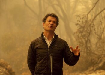 En medio de cenizas, el gobernador de California dispara contra el cambio climático