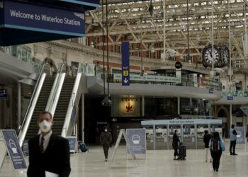 Por COVID-19, Inglaterra prohíbe reuniones de más de seis personas