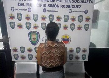 Arrestaron a una mujer que iba a meter un celular en retén policial