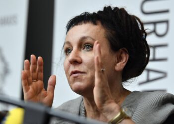 Premio Nobel rechaza honor local por la 'ruptura' LGBT de Polonia