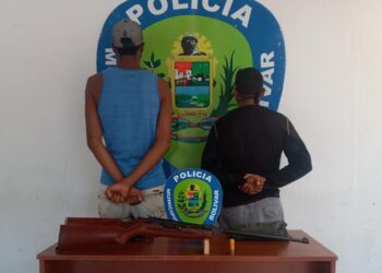 ﻿Dos jóvenes cayeron presos con armas y uniformes militares