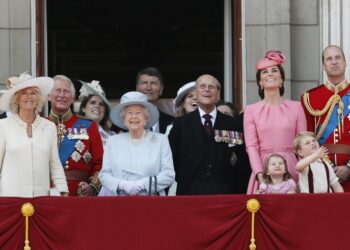 La reina Isabel II recortará costos a medida que la pandemia golpea los ingresos