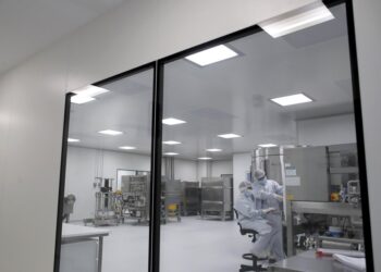 AstraZeneca pausa pruebas de vacuna contra COVID-19