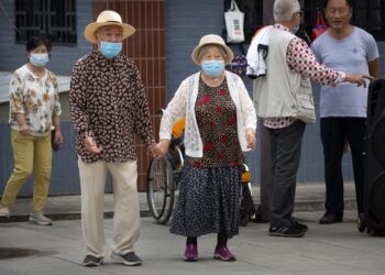 Viajes aéreos nacionales se recuperan en Wuhan, China