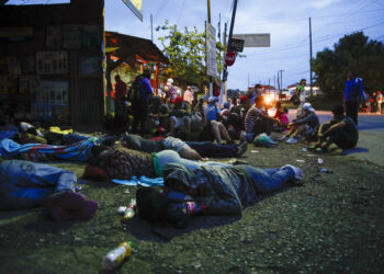 Migrantes hondureños cruzan a Guatemala pese a amenazas