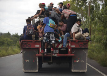 Retenes y cansancio disuelven caravana migrante en Guatemala