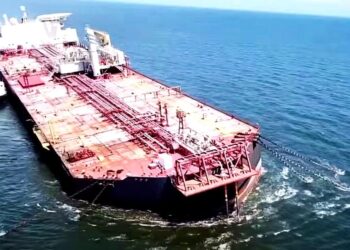 Riesgo de que buque petrolero se hunda es ''mínimo'' según funcionario