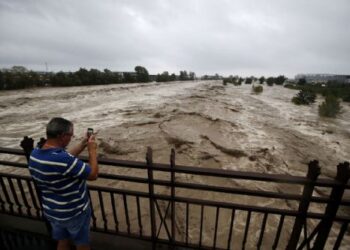 Rescatistas franceses buscan a 8 personas desaparecidas tras las inundaciones