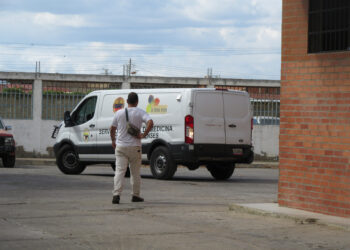 Un marinero falleció en vuelco  de camioneta en Clarines