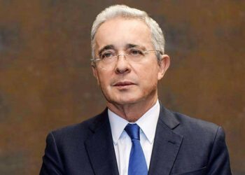 Ordenan que Álvaro Uribe quede libre de arresto domiciliario