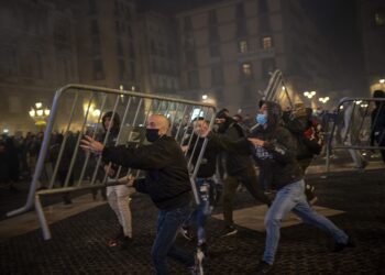 Barcelona: Choques en protestas contra medidas por COVID-19