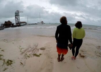 Fuerte tormenta tropical Gamma empapa el área de Cancún en México