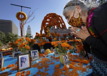 Para latinos en Estados Unidos, el COVID-19 pesa en el Día de Muertos