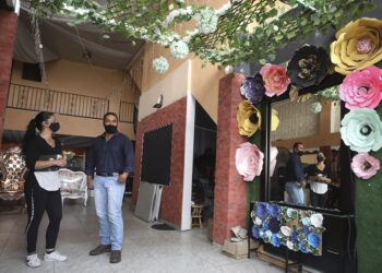 Familia colombiana se muda a salón de fiestas por pandemia