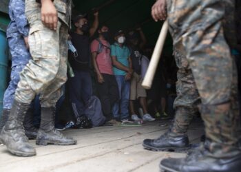 Caravana de migrantes disuelta muestra una postura más dura en Guatemala