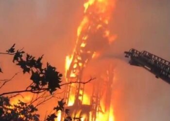 Manifestantes celebraron aniversario de protestas sociales en Chile con incendio de iglesia
