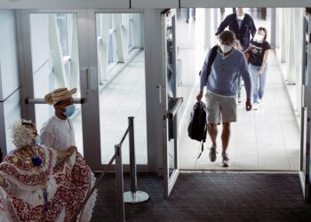 Panamá abre vuelos internacionales, busca reactivar turismo