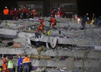 Suben a 30 los muertos en sismo que remeció Turquía y Grecia