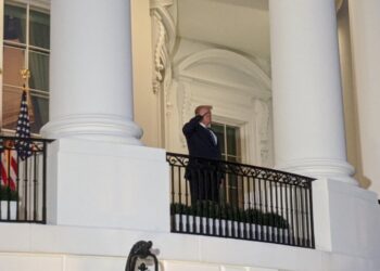 Aún convaleciente Trump salió del hospital militar y regresó a la Casa Blanca