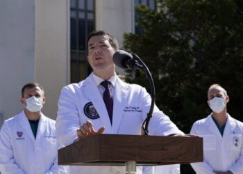 Oficial: las próximas 48 horas serán críticas para Trump en la lucha contra el virus