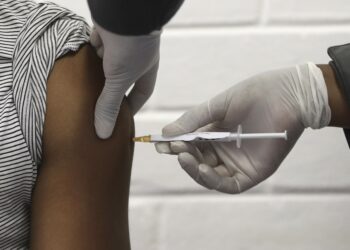 Gran Bretaña: Primeras vacunas contra COVID-19 podrían ser imperfectas