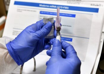 Reguladores y expertos en Estados Unidos abordan problemas con vacunas