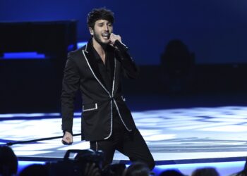 Yatra aprovecha la pandemia para tomar clases de guitarra