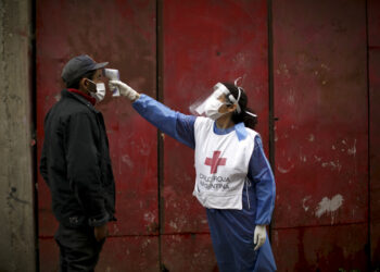 A la espera de vacuna, Argentina flexibiliza cuarentena