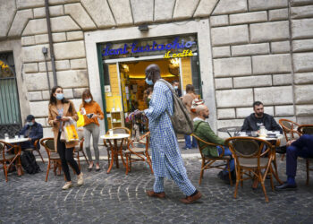 Italia registra récord diario de 34.505 casos de coronavirus