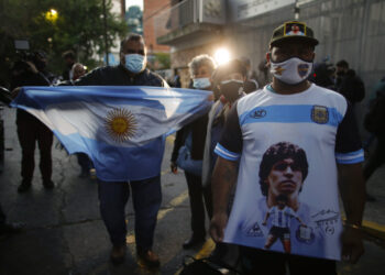 Maradona recibió alta médica y abandonó clínica