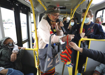 "Cindy sin Dientes" rapea en buses de Colombia por propinas
