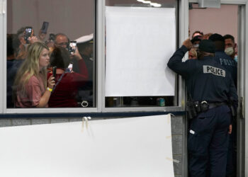 Partidarios de Trump piden frenar conteo de votos en Detroit