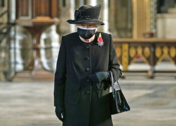 La reina Isabel II hace su primera aparición con mascarilla