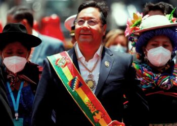 Luis Arce asume presidencia en Bolivia con mensaje duro