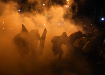 Miles de peruanos marchan de nuevo en repudio al presidente