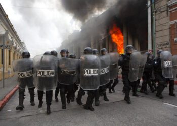 Guatemaltecos incendiaron parte del Congreso durante protesta