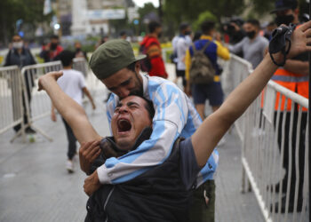 Multitudes despiden a Maradona, máximo ídolo en Argentina