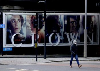 Dicen que "The Crown" debería advertir que es "ficción"