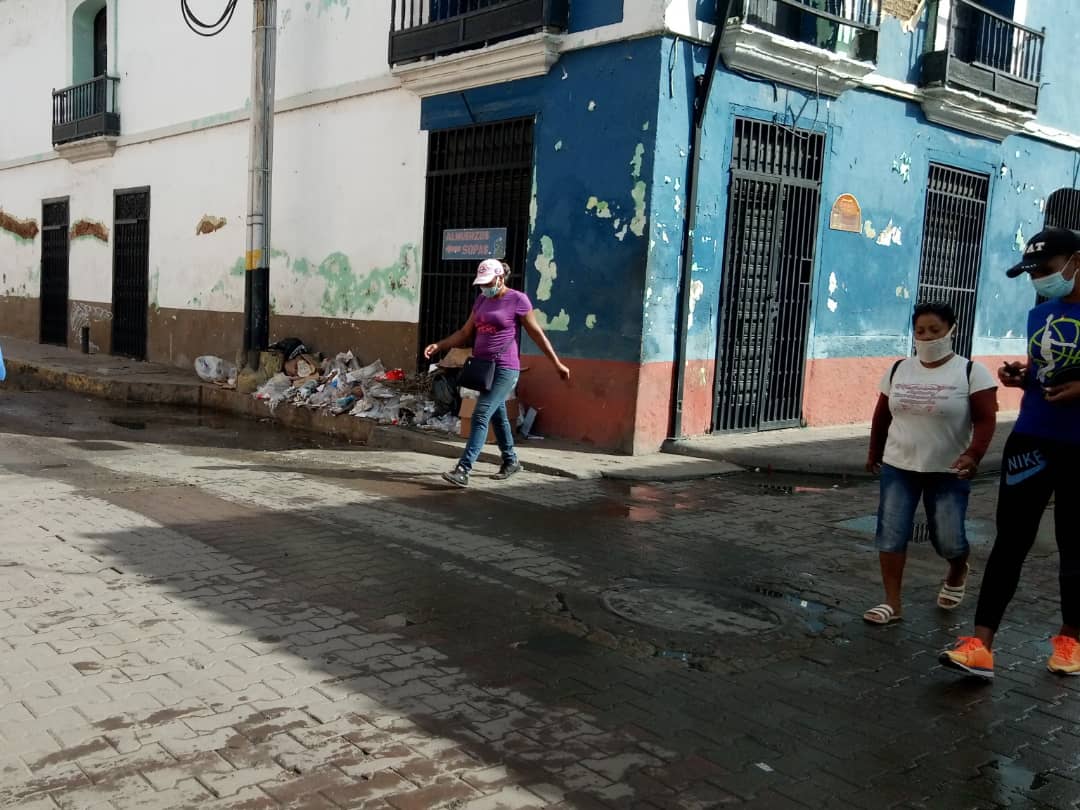 Vendedores: cuadrillas de limpieza amontonan la basura en Barcelona ...