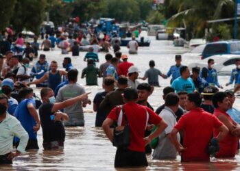 Iota se convierte en huracán, amenaza a Honduras y Nicaragua