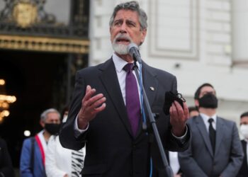 Presidente interino de Perú asume y pide perdón por víctimas de protesta