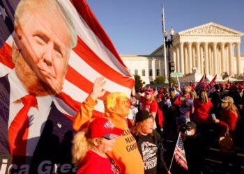 Violenta protesta a favor de Trump deja heridos y detenidos