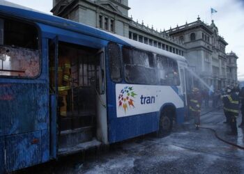 Guatemaltecos vuelven a protestar contra corrupción y gobierno