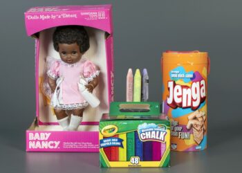Muñeca negra pionera entra al Salón de la Fama del Juguete