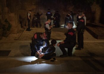 España: Policías vigilan el toque de queda contra el virus