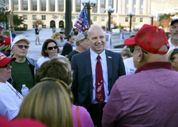 Fuente AP: Legislador da positivo durante reunión con Donald Trump
