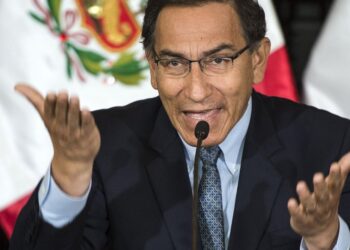 Congreso de Perú destituye a presidente Martín Vizcarra por incapacidad moral
