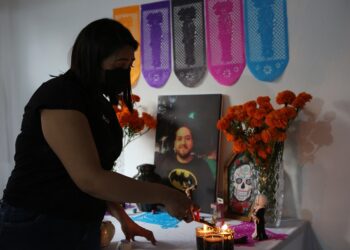 México inicia luto por muertos COVID-19 con ofrenda indígena