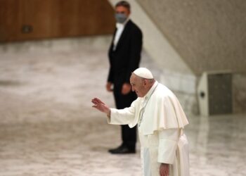 El Papa regresa a la biblioteca privada para la audiencia mientras surge el virus
